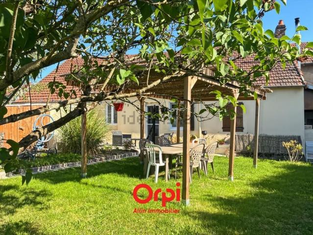Maison, Commentry