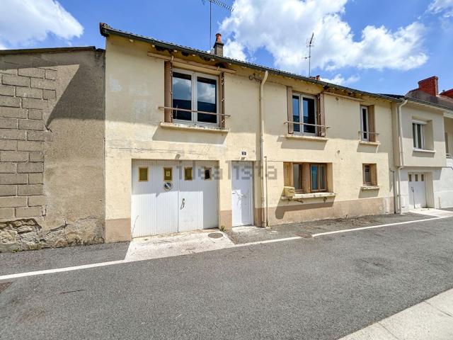 Maison, Commentry