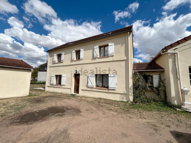 Maison, Commentry