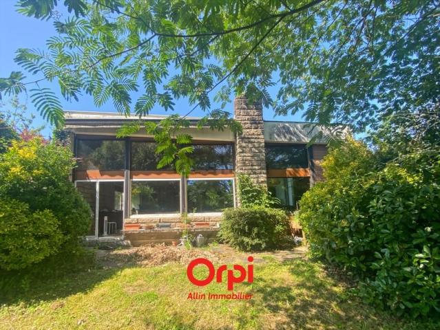 Maison, Commentry