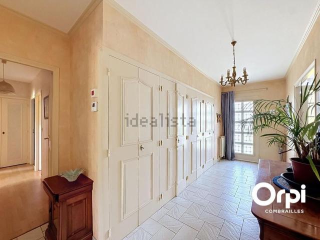 Maison, Commentry