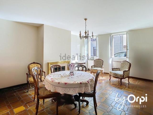 Maison, Commentry