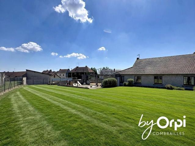 Maison, Commentry