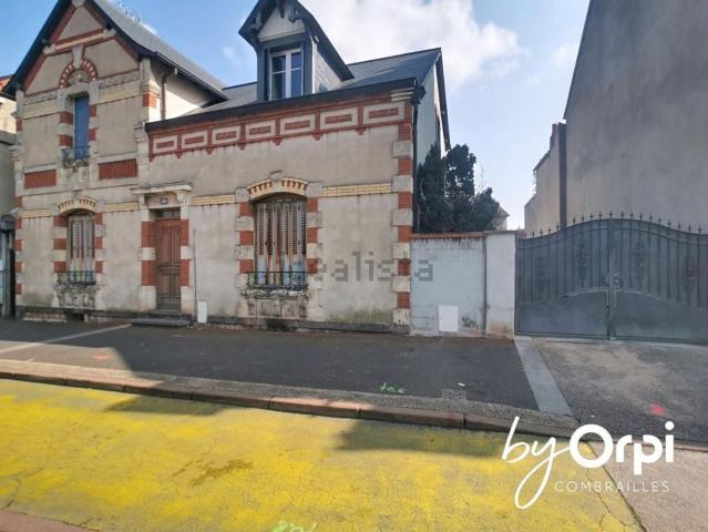Maison, Commentry