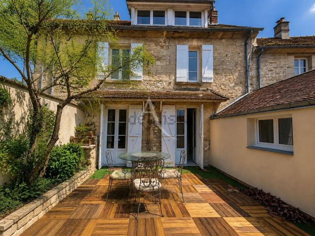 Maison, Commeny