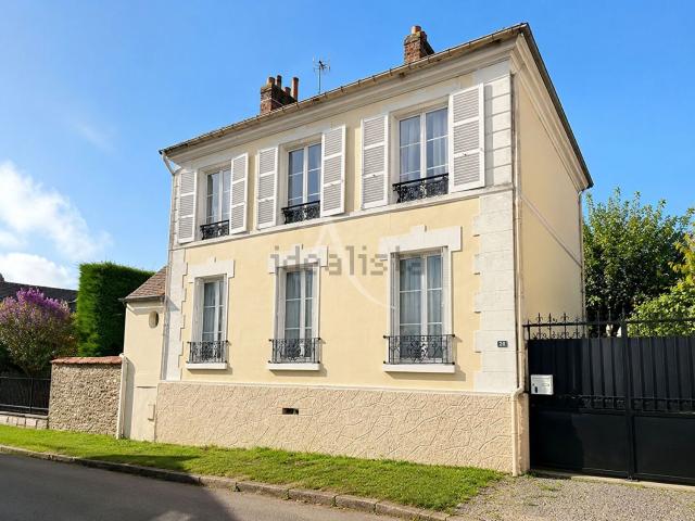 Maison, Commeny
