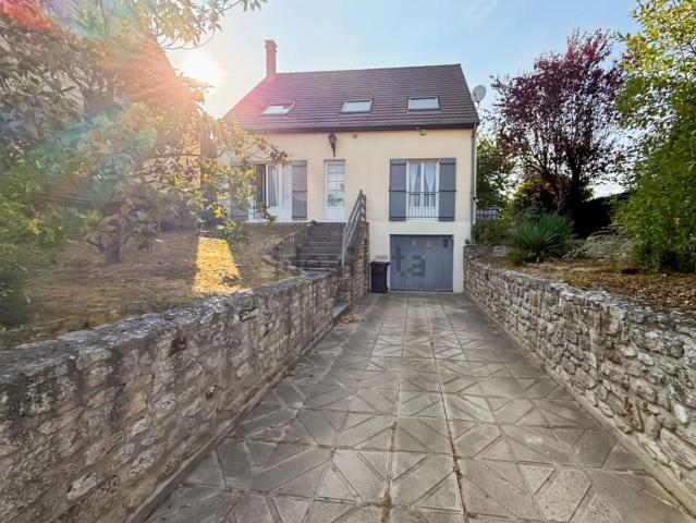 Maison, Commeny
