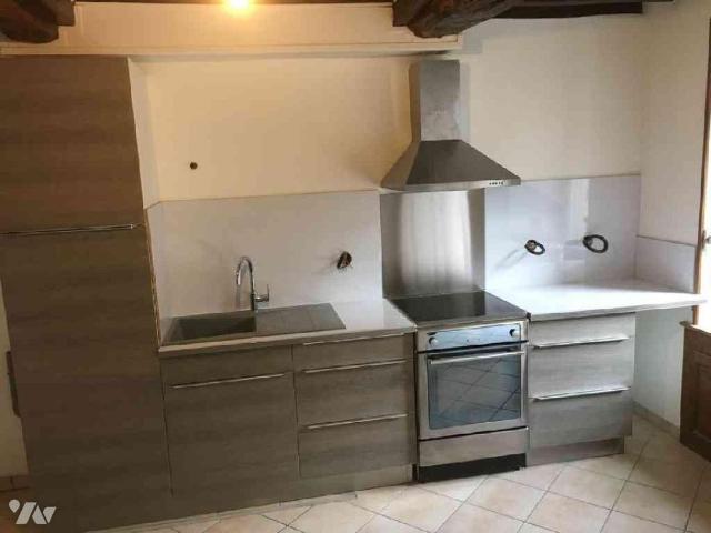 Maison, comprenant: Au rez de chaussée: cuisine aménagée et équipée, WC Au premier étage.
