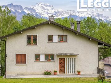 Maison comprenant deux appartements à Poisy, située sur un terrain de 8 500 m², avec vue sur les montagnes