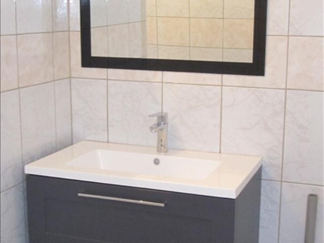 Maison comprenant: salon/séjour/cuisine, salle de douches avec wc, à l'étage: palier, 2 chambres.