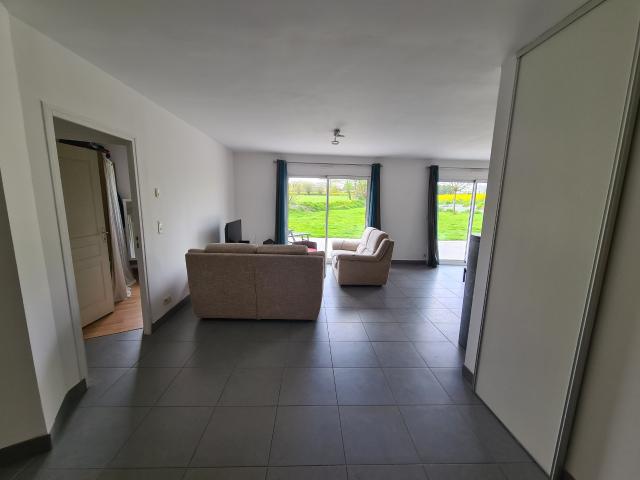 Maison familiale de 2006 avec vie de plain pied, 5 chambres et 2 garages sur 2 000 m2 de terrain