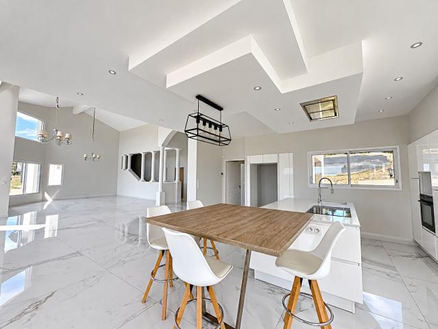 Maison contemporaine T5 de 238 m² avec garage sur un terrain de 5 000 m²