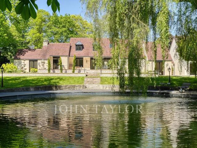 Maison contemporaine au sein d'un parc de 1,3 hectares 285m² Fontaine Chaalis