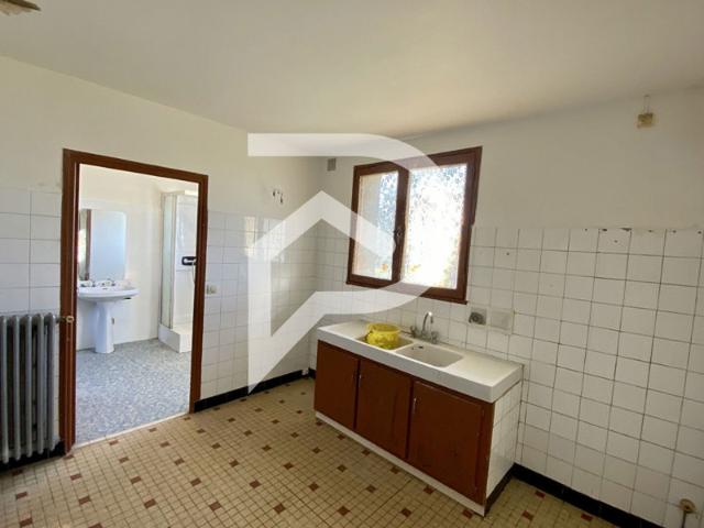 Maison contemporaine avec dépendances et terrain