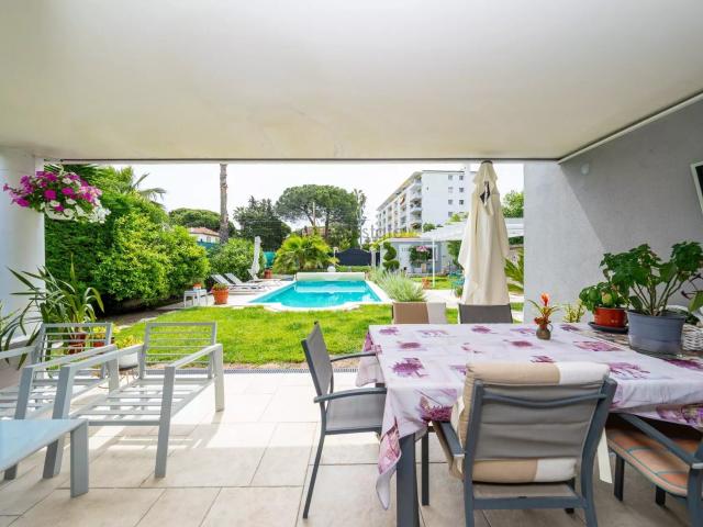Maison Contemporaine Avec Piscine À Pied Des Plages Et Du Ce. 180m² Golfe Juan