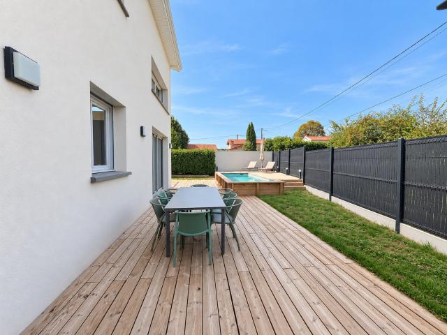 Maison contemporaine avec piscine au calme au cœur de Brindas