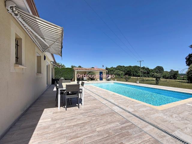 Maison contemporaine avec Piscine, Garage et carport pour camping car