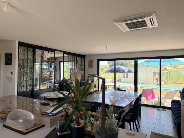 Maison contemporaine avec piscine, garage et deux studios