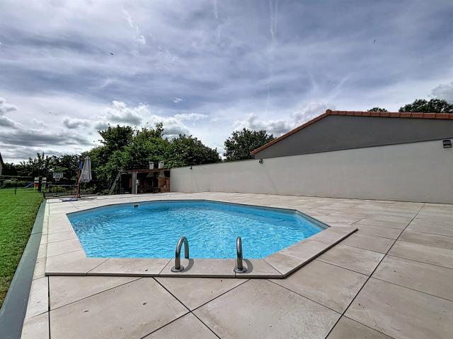 Maison contemporaine avec piscine, double garage et terrain. 127m² Entraigues