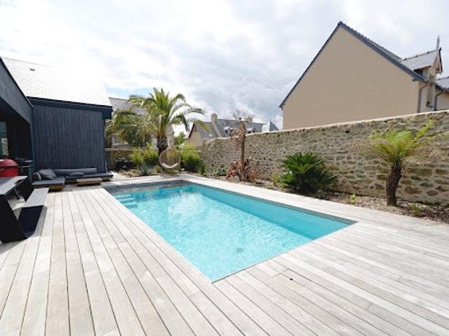 Maison contemporaine avec piscine en bord de mer