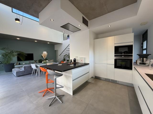 Maison contemporaine avec piscine et garage