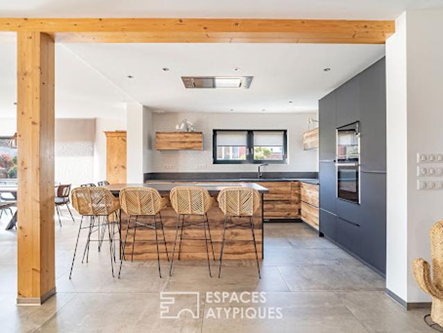 Maison contemporaine avec piscine et jardin