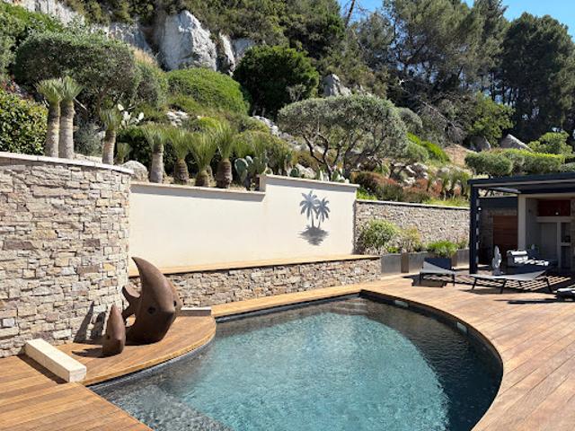Maison contemporaine avec piscine et jardin