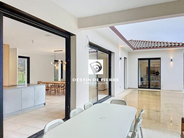 Maison contemporaine avec piscine et salle de sport privatif