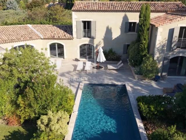 Maison contemporaine avec piscine et parc arboré