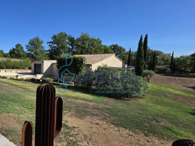 Maison contemporaine avec piscine et vue panoramique entre U
