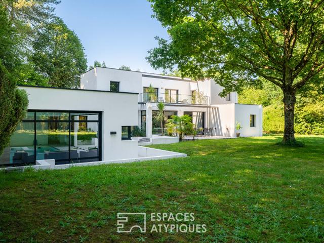Maison contemporaine avec piscine intérieure, terrasse Sud et prestations haut de gamme