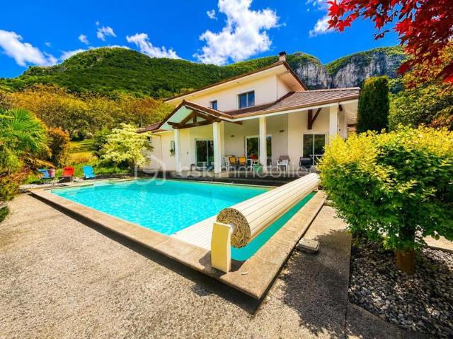 Maison contemporaine avec piscine, jacuzzi et sous sol aménagé