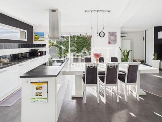 Maison contemporaine avec piscine, studio indépendant et garage