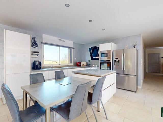 MAISON CONTEMPORAINE AVEC TOIT DE CHAUME