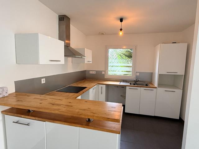 Maison contemporaine avec 3 chambres et garage au calme