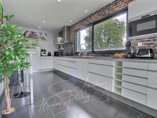 Maison contemporaine BBC, 3 chambres, garage de 48 m², jardin avec piscine