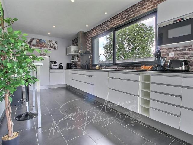 Maison contemporaine BBC, 3 chambres, garage de 48 m², jardin avec piscine