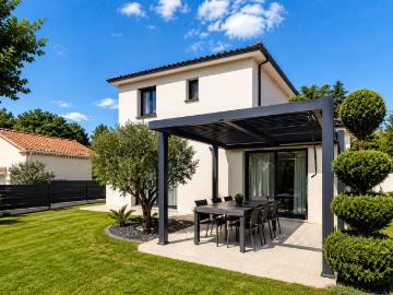 Maison contemporaine dans quartier résidentiel