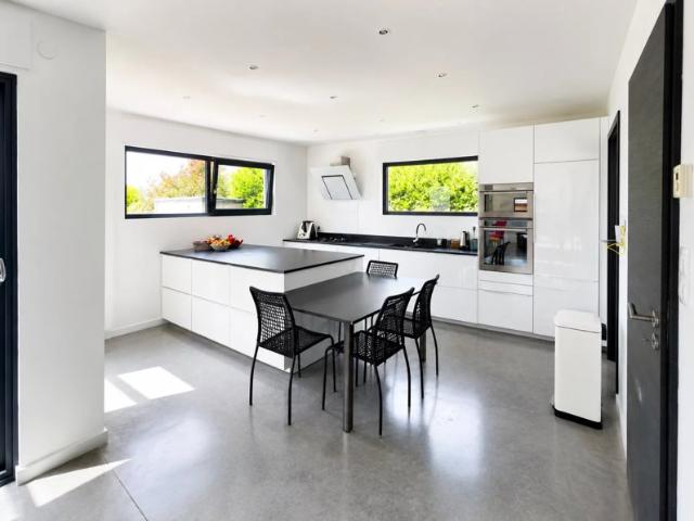 Maison contemporaine de 2012 sur 2 330 m²