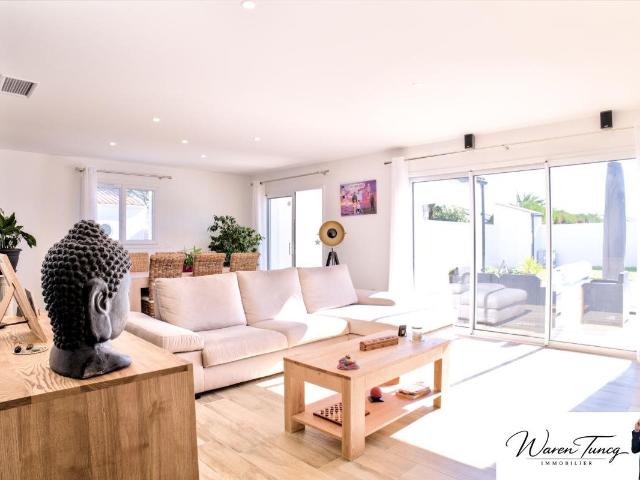 Maison contemporaine de 2022 avec piscine, garage et prestat. 116m² Charron