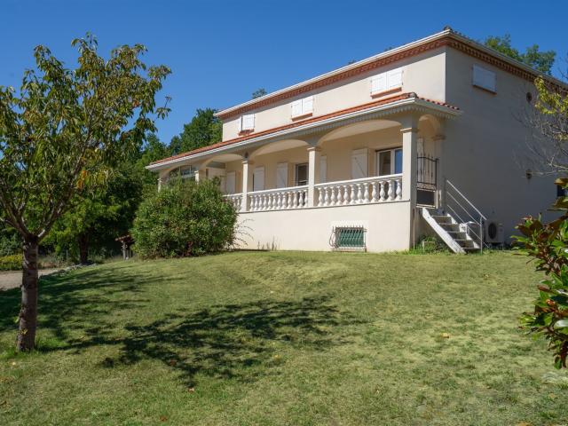 maison contemporaine de 204 m2, 6 chambres, cuisine séparée. 204m² Durfort Lacapelette