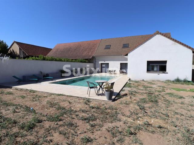 Maison familiale rénovée de 205 m² avec piscine sur 2 580 m². 205m² Epervans