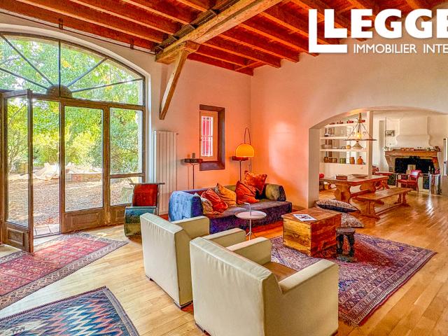 Maison contemporaine de caractère, 4 chambres, proche de Carcassonne avec jardin, et cour
