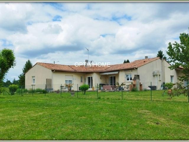 Maison contemporaine de plain pied avec grand terrain arboré Proche de CHALAIS 16