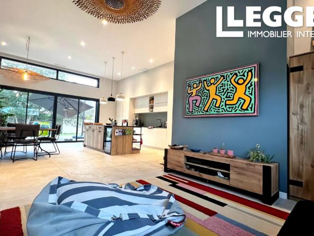 Maison contemporaine de plain pied avec jardin et garage secteur résidentiel recherché