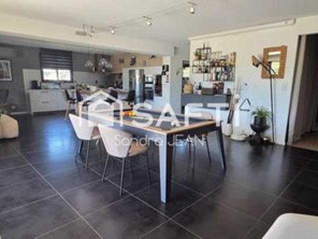 Maison contemporaine de plain pied avec piscine