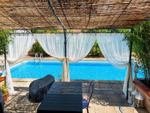 Maison contemporaine de plain pied avec piscine et dépendance dans un environnement calme et paisible