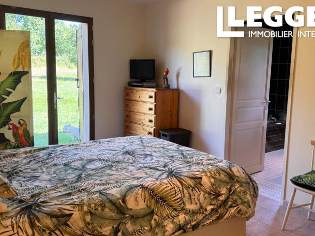 Maison contemporaine de plain pied avec piscine, grand terrain et potentiel constructible à Oriolles