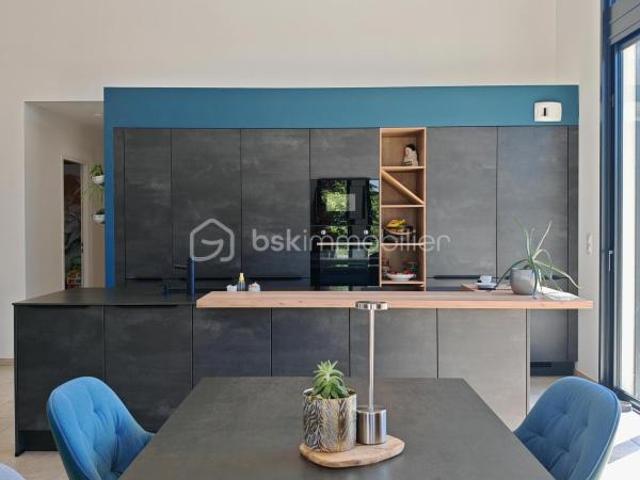 Maison contemporaine de plain pied de 2023 – 5 chambres – Prestations haut de gamme – Piscine avec nage à contre courant