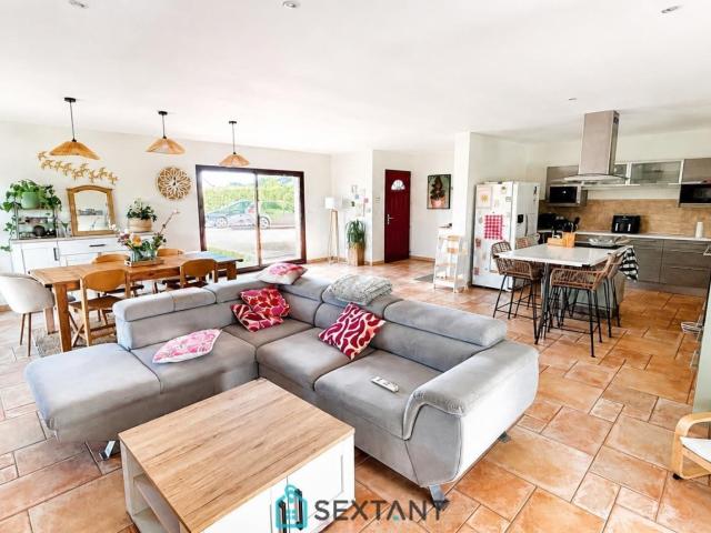MAISON CONTEMPORAINE DE PLAIN PIED – 250 m² HABITABLES – TERRAIN DE 3 300 m² – DPE B